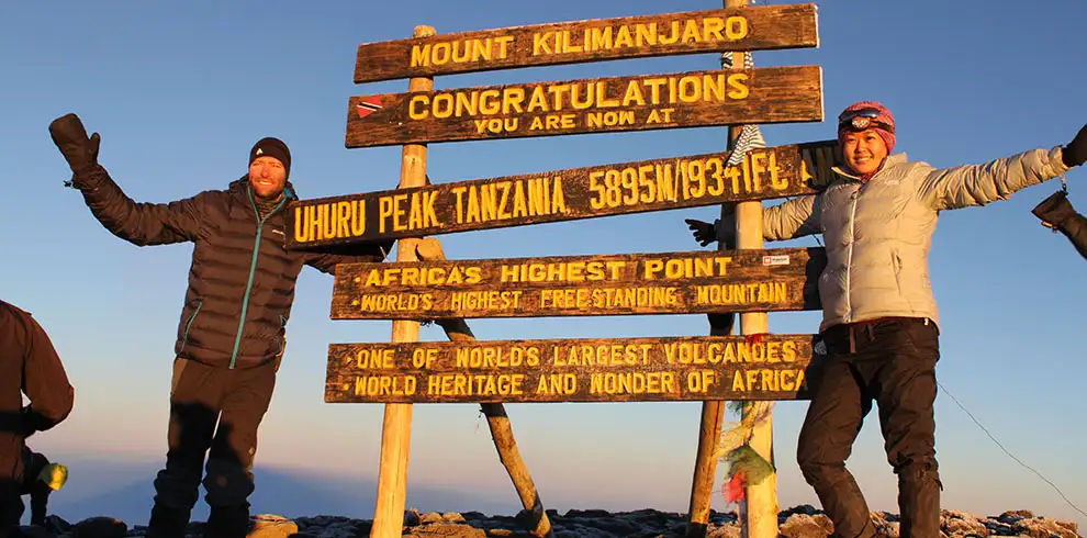 Kilimanjaro lemosho route: hikers at the peaks.